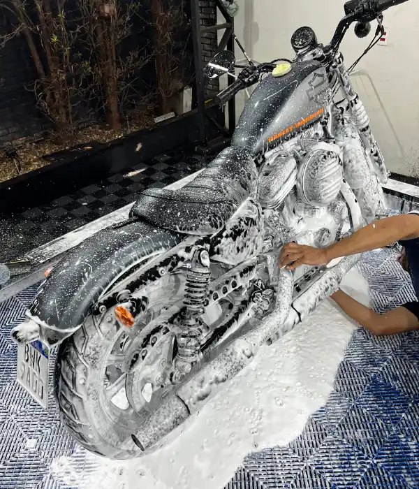 Lavagem detalhada de motocicleta na M1 One